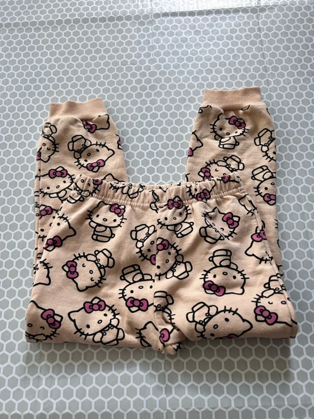 Hello Kitty Beige and Pink Bow Sleep Set. Size 5/6